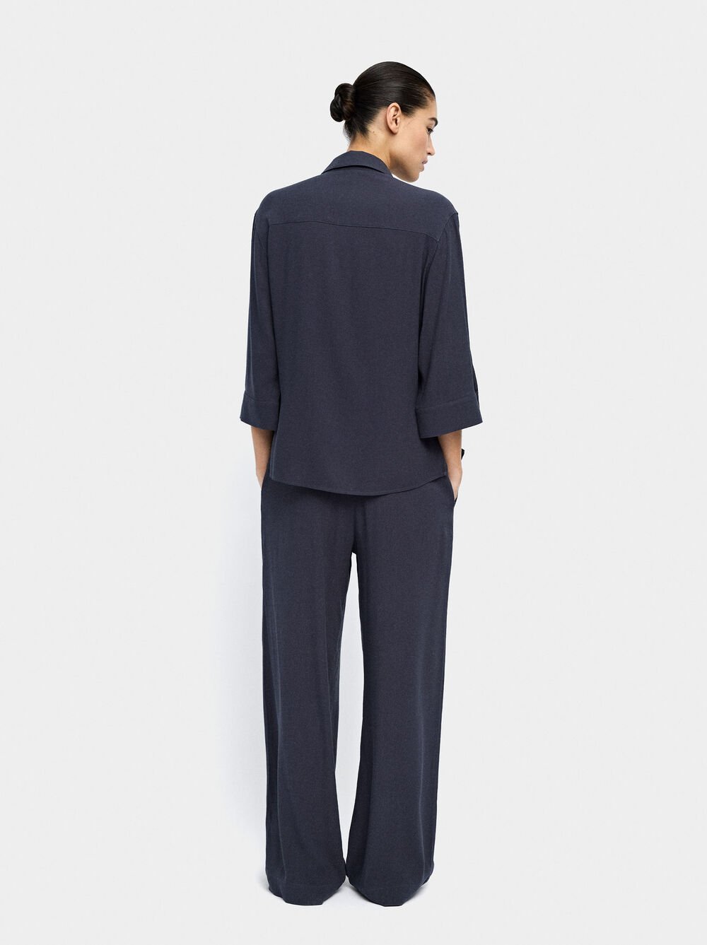 Trousers of lyocell with elastic waist