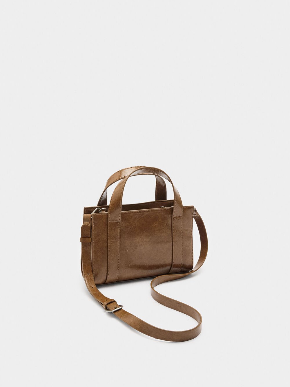 Tote bag with buckle