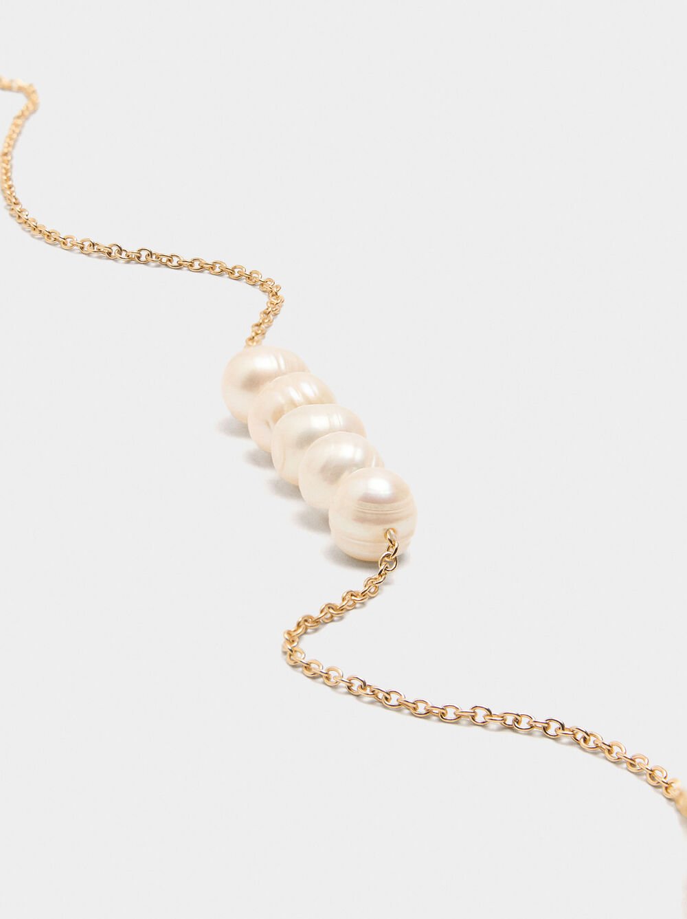 Necklace with freshwater pearls