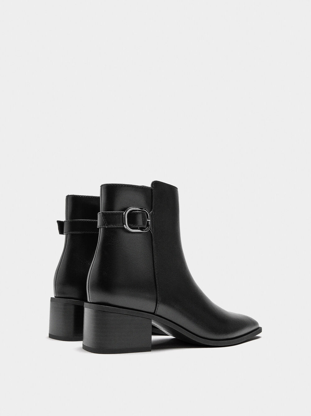 Leather ankle boots with buckle