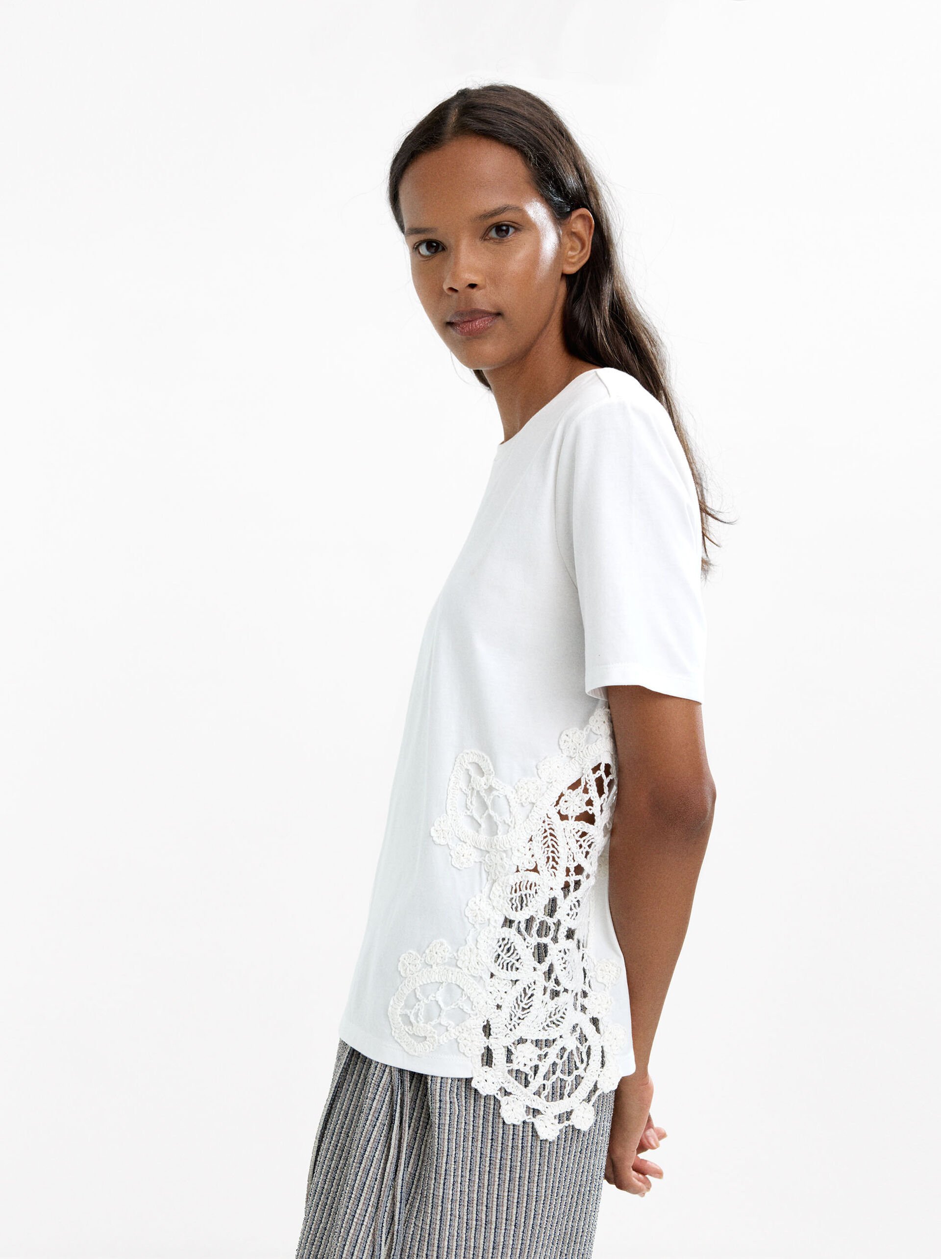100% cotton embroidered T-shirt image number 0.0
