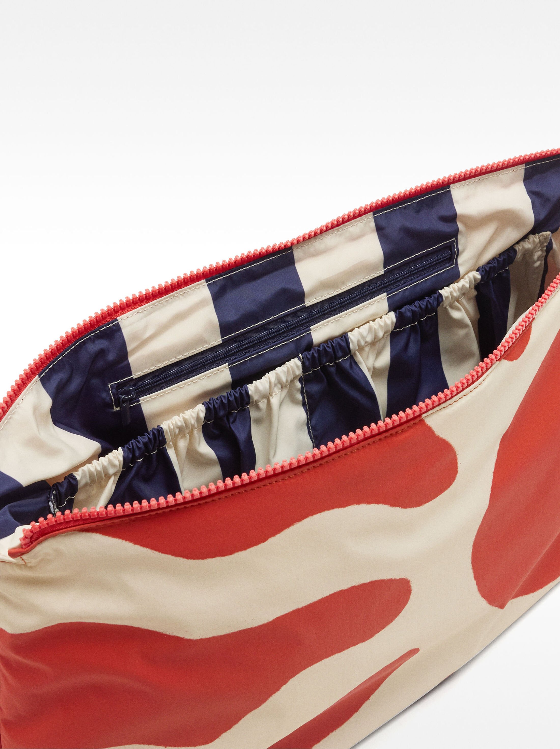 Neceser de nylon estampado image number 3.0