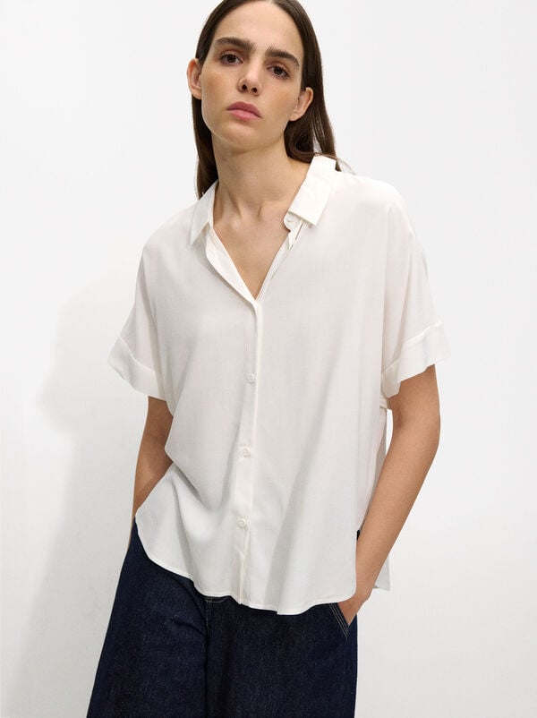 Short-sleeved shirt with buttons