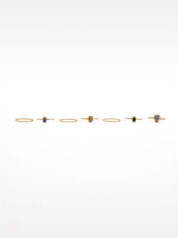 Set aus Ringen mit Steinen