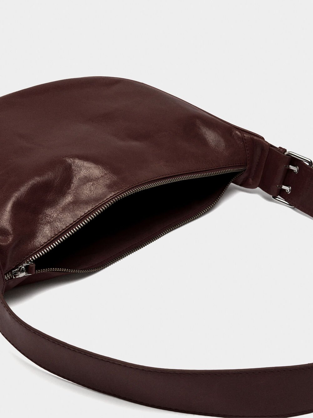 Bolso hobo de piel con tachuelas