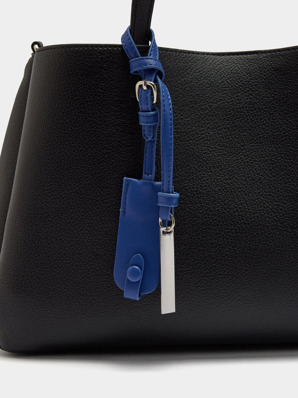 Plain shopper bag with pendant