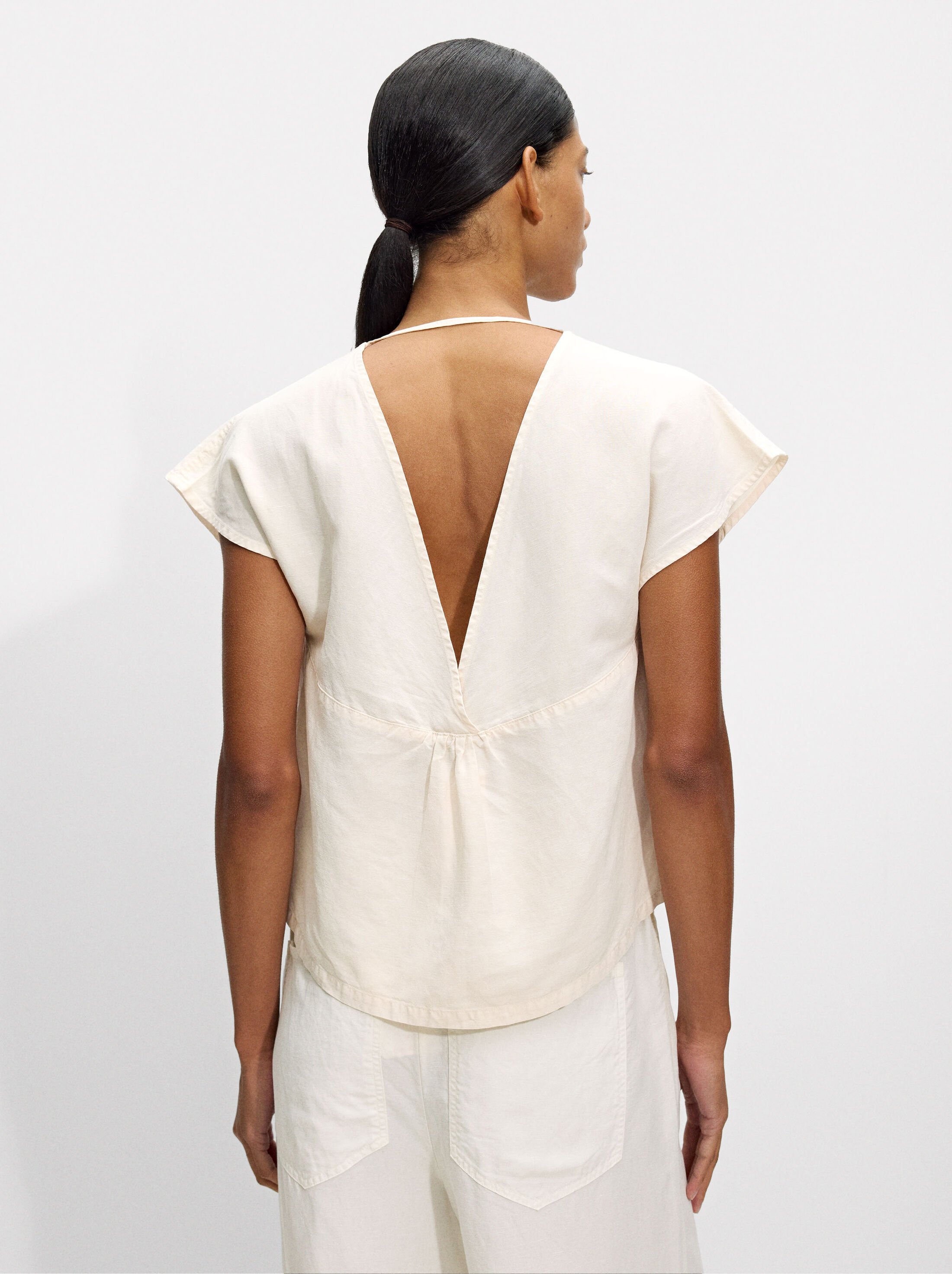 Top with linen and V-back image number 2.0