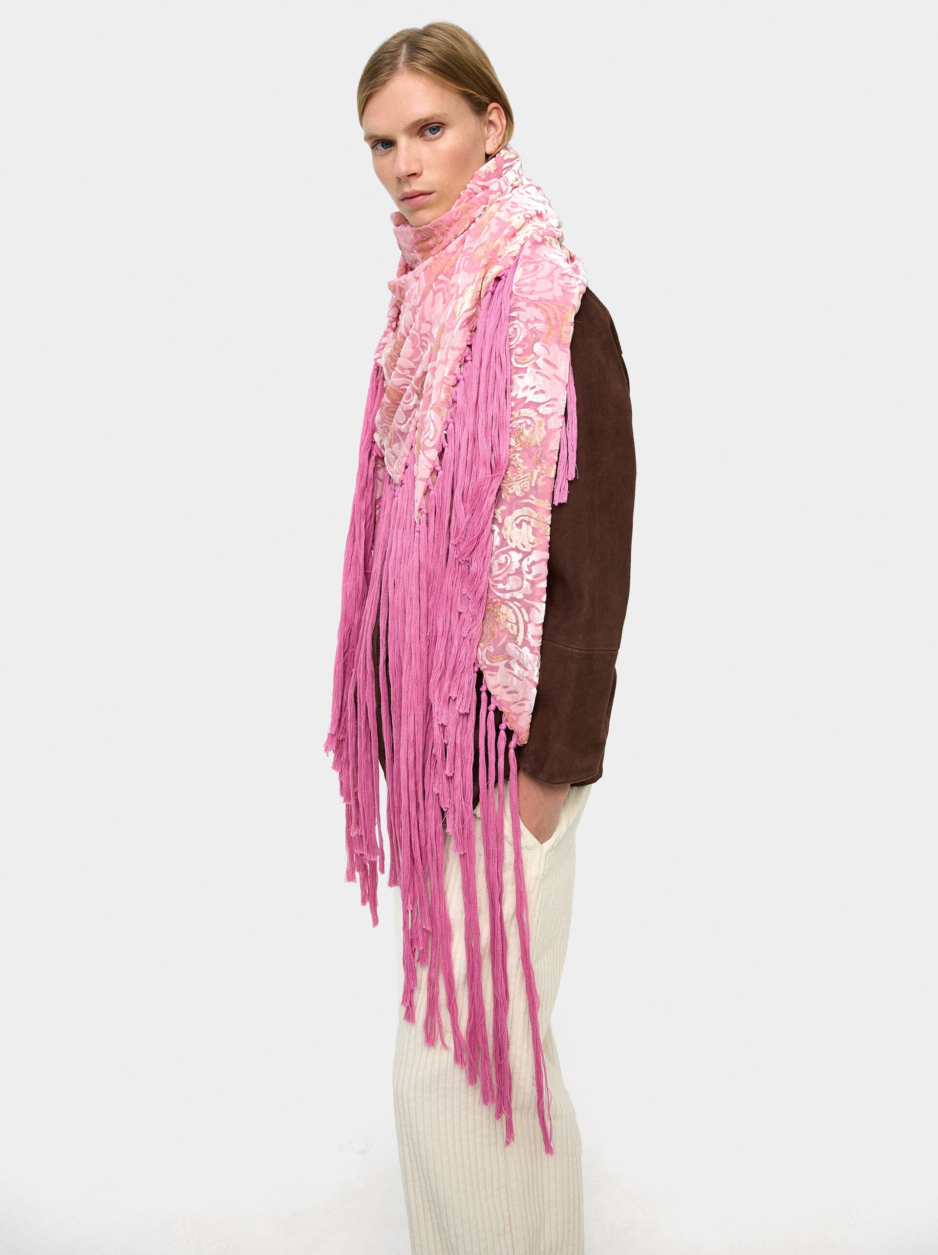 Jacquard leaf shawl with fringes image number 1.0