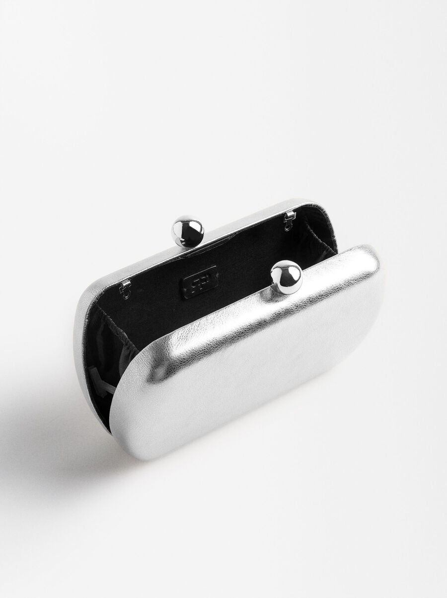 Party-Clutch im metallischen Look