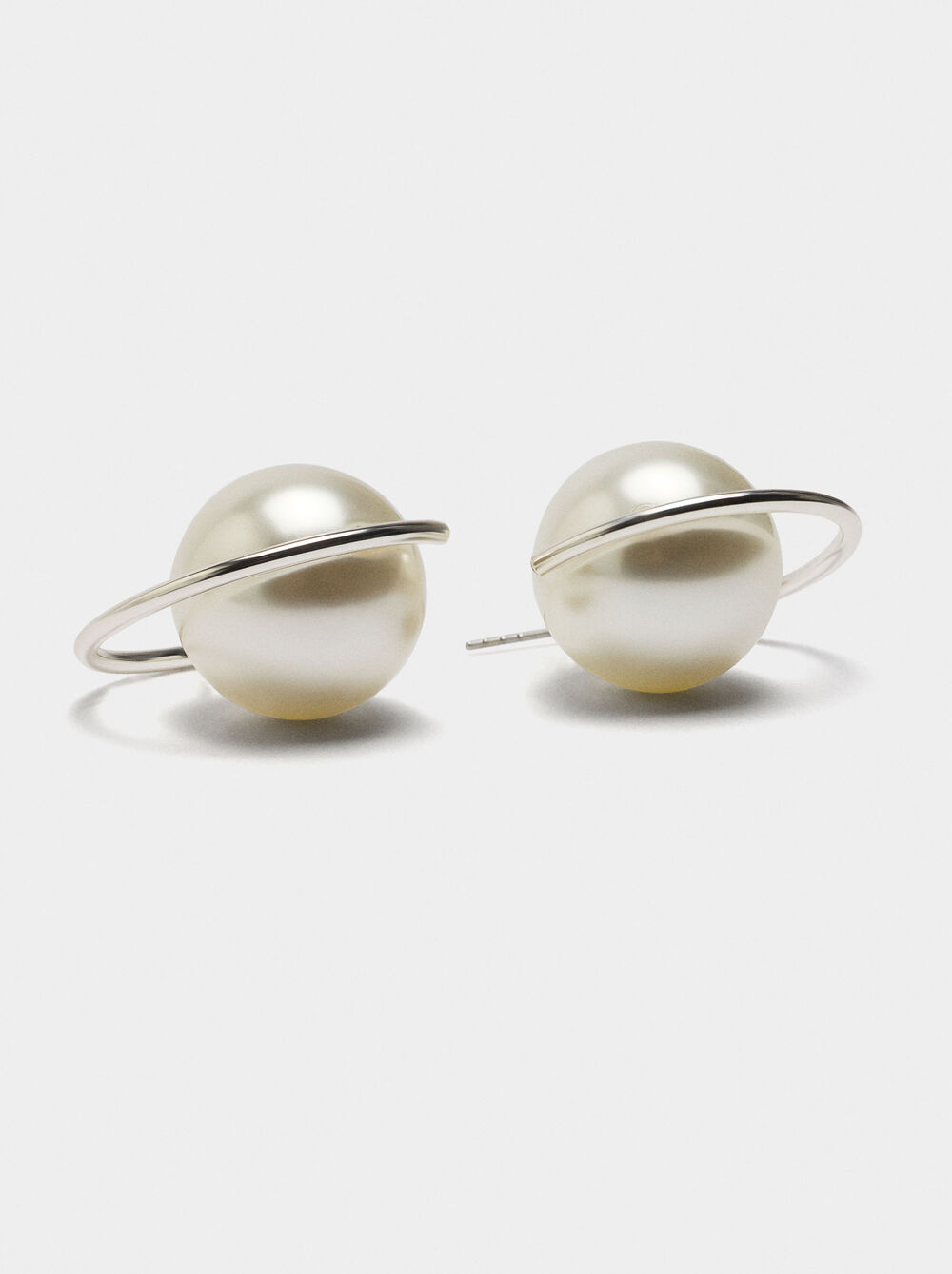 Open hoop earrings with pearls