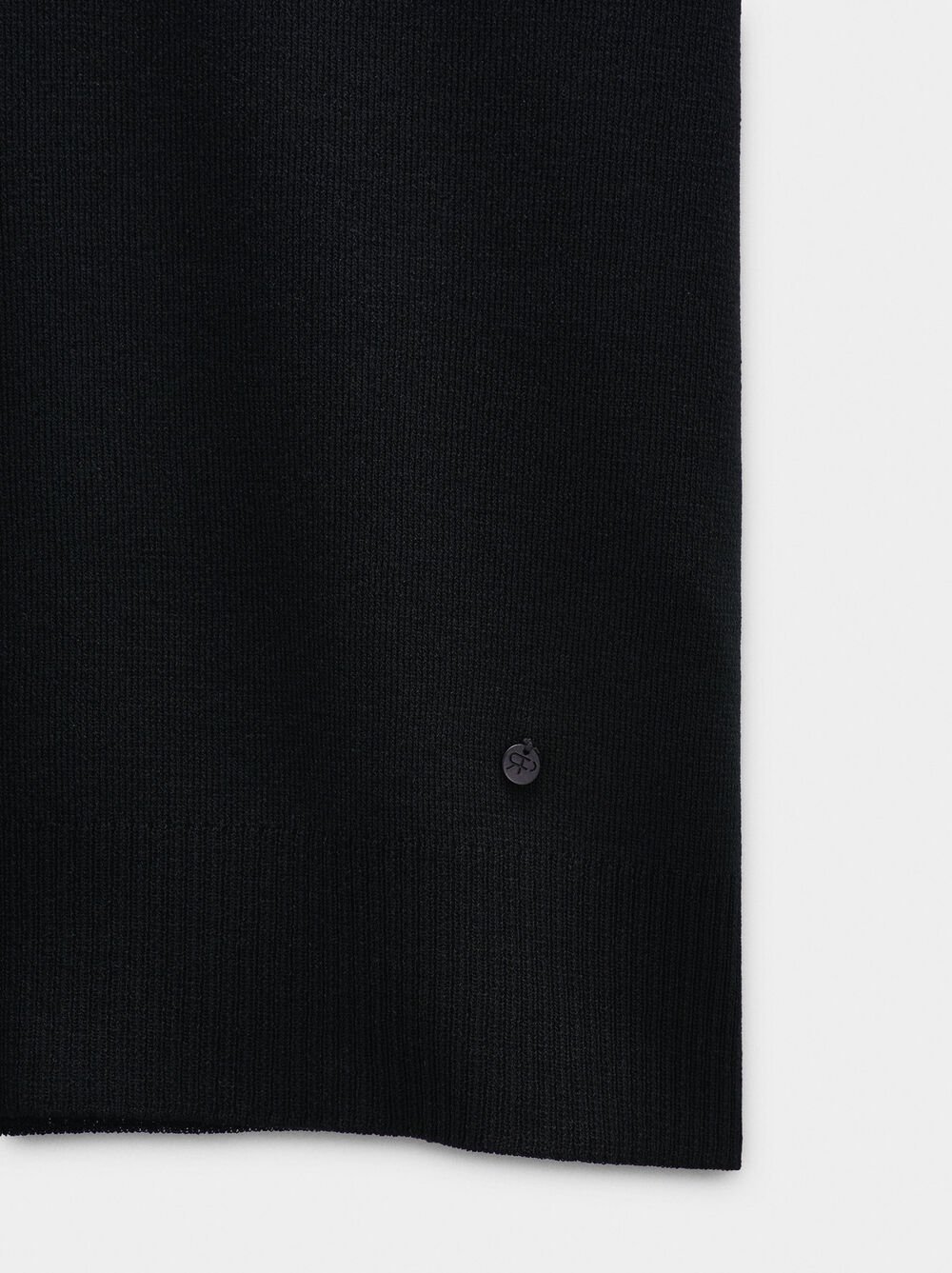 Short-sleeved knit top