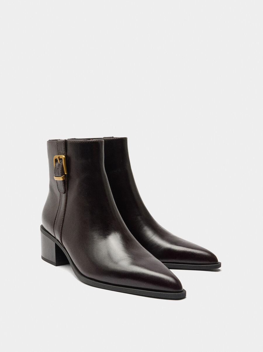 Botines de piel con hebilla