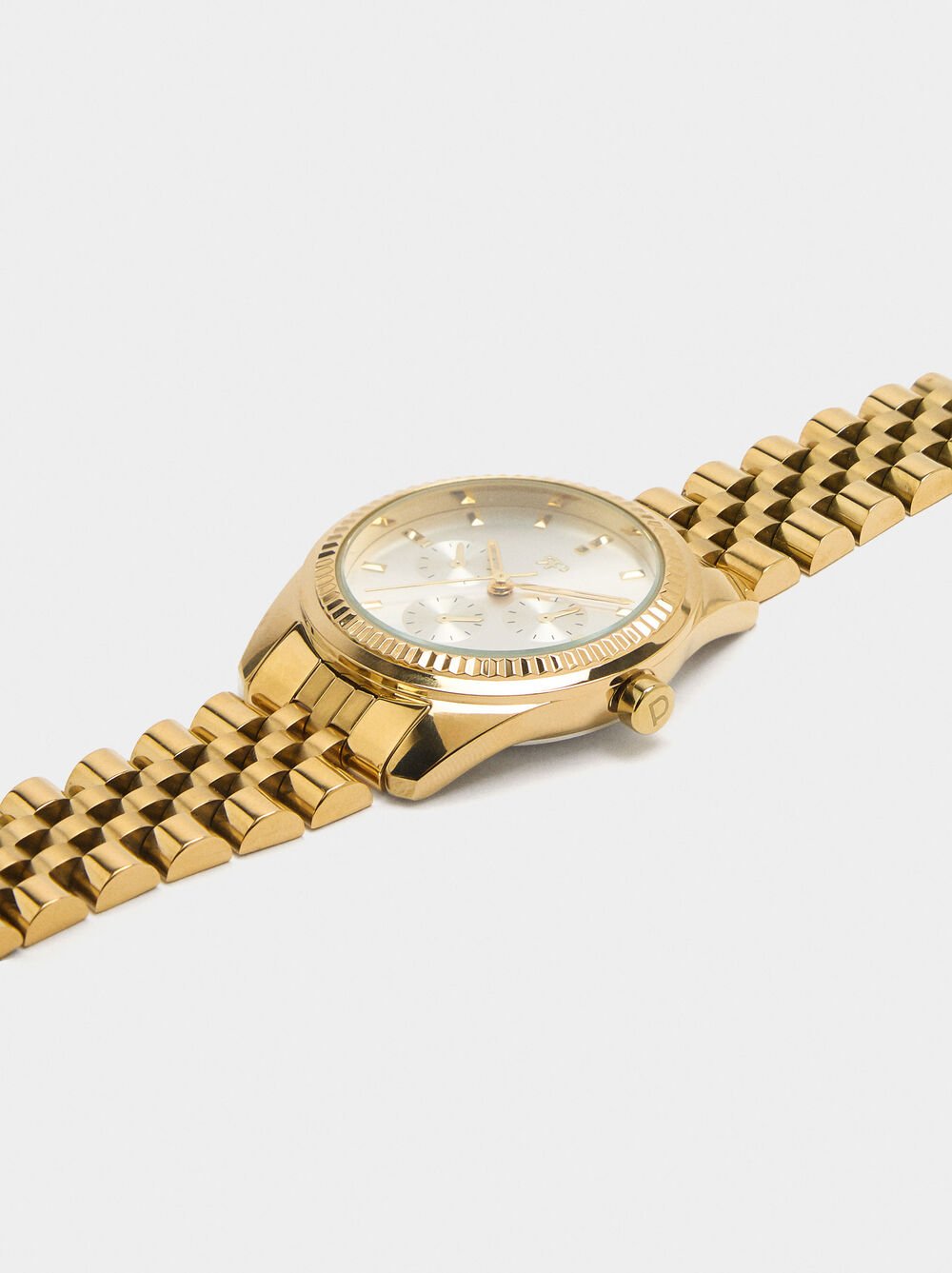 Round watch with stainless steel strap