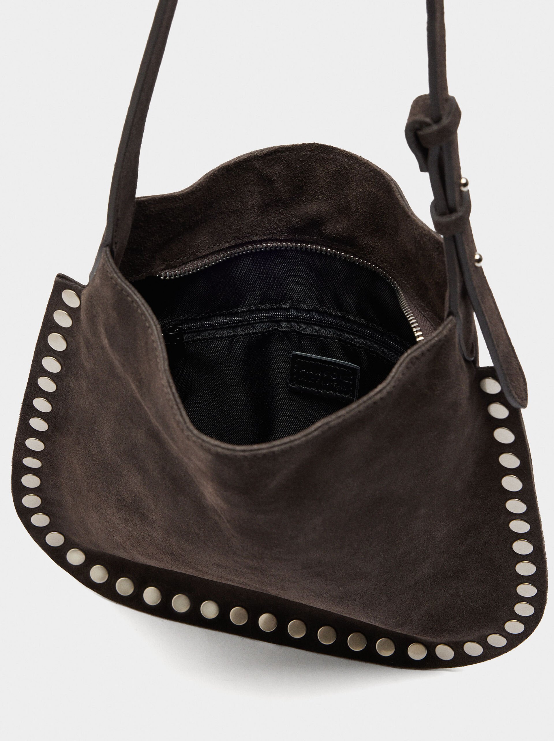 Sac bandoulière en cuir avec clous image number 4.0