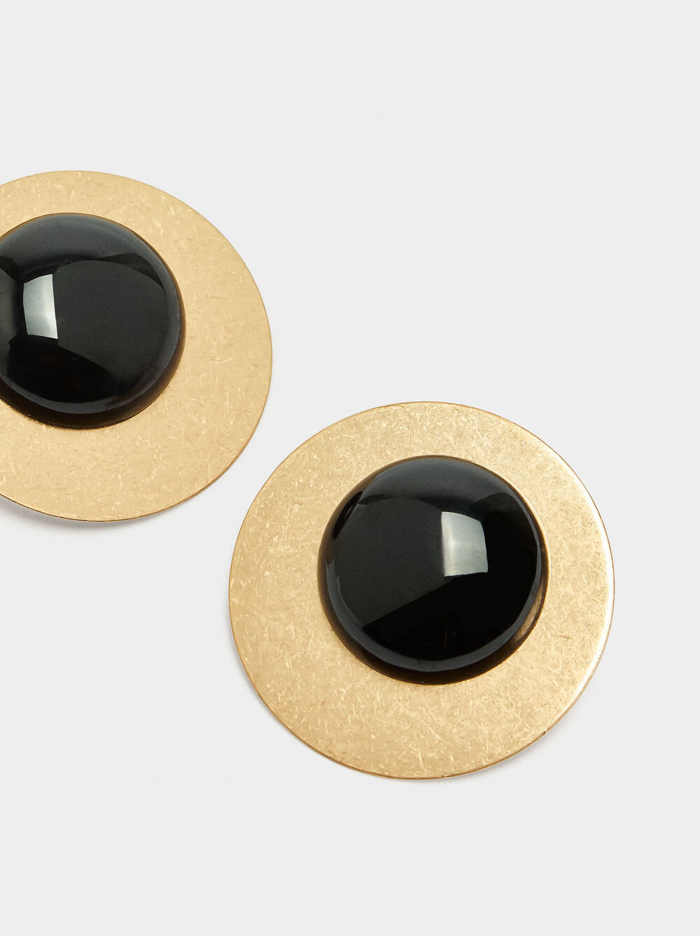 Round earrings with resin