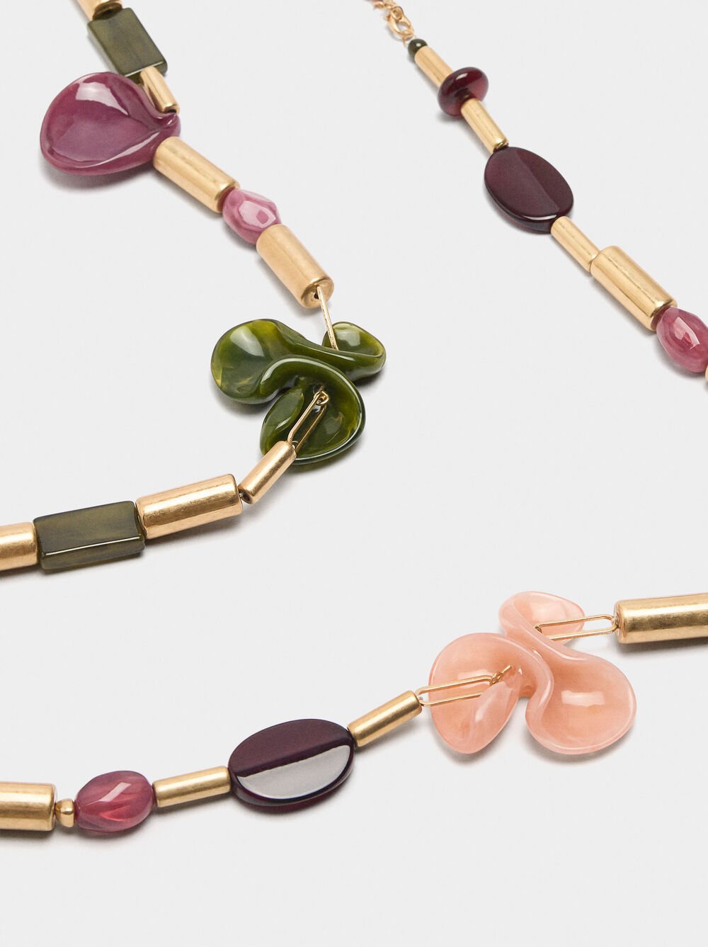 Long necklace with resin flowers