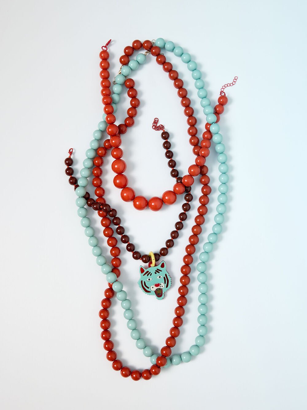 Collar de cuentas con colgante tigre
