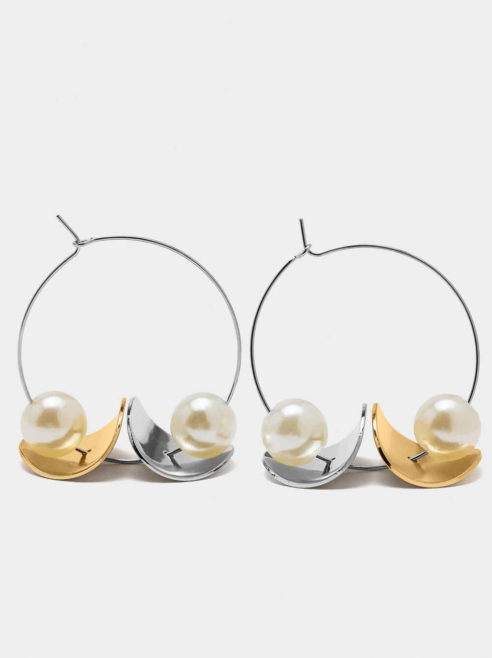 Bicolor petal hoop earrings with pearls