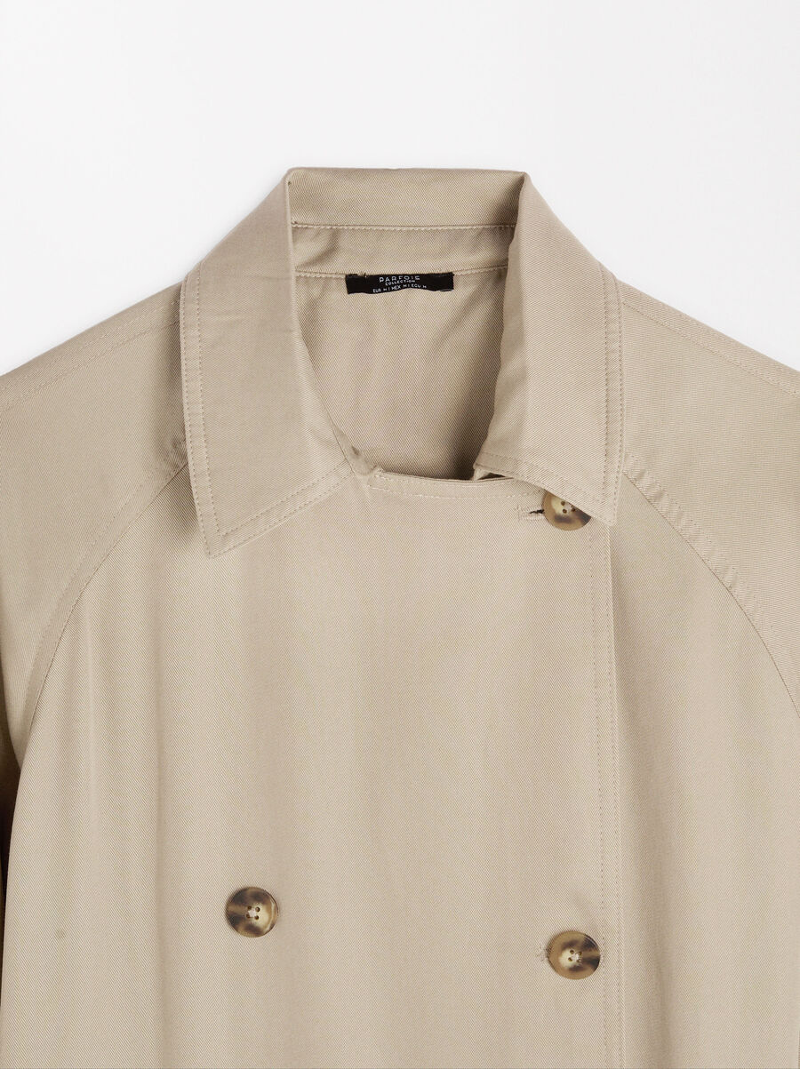 Trench coat with pockets