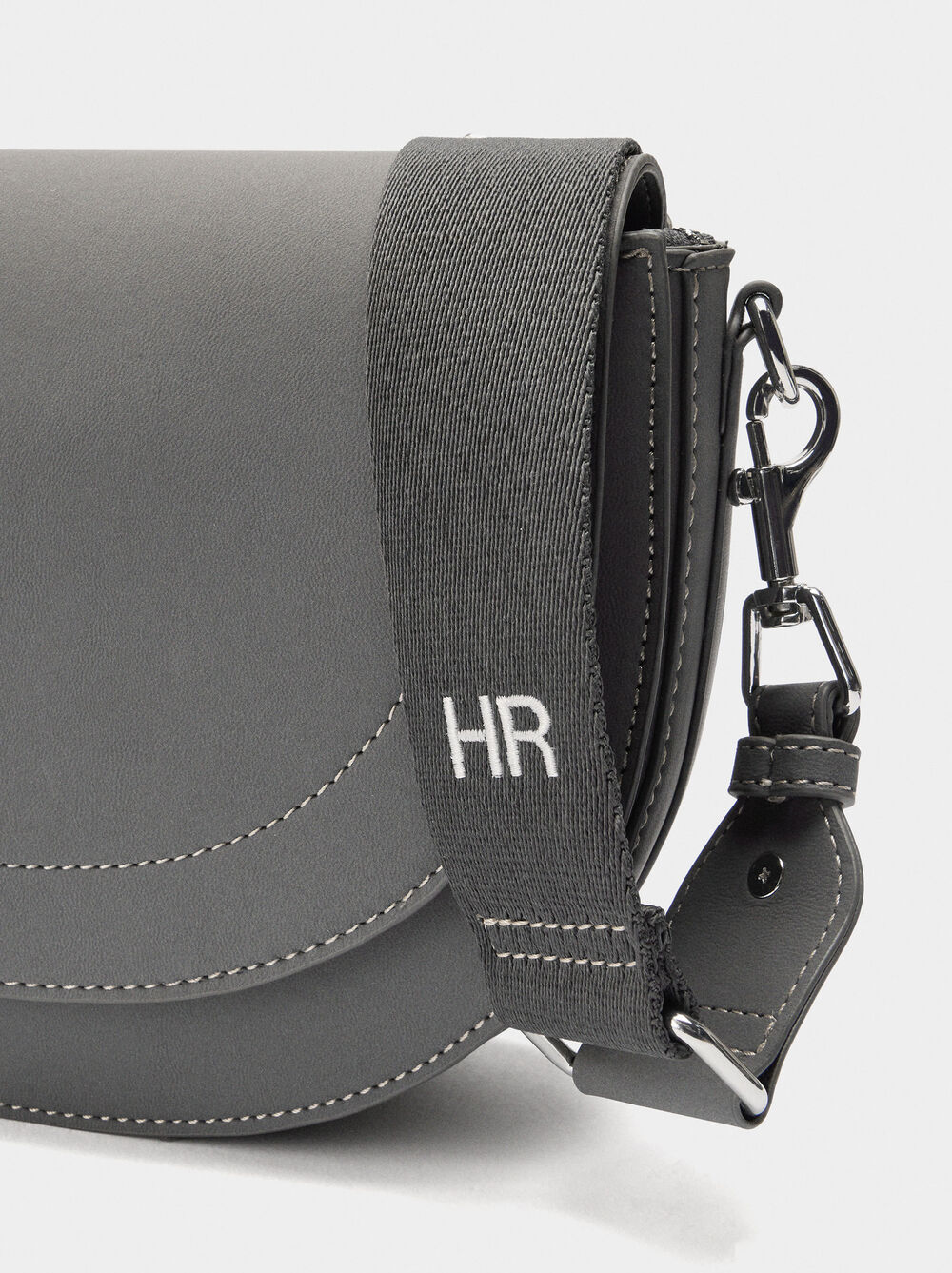 Ovalförmige Umhängetasche mit Klappe