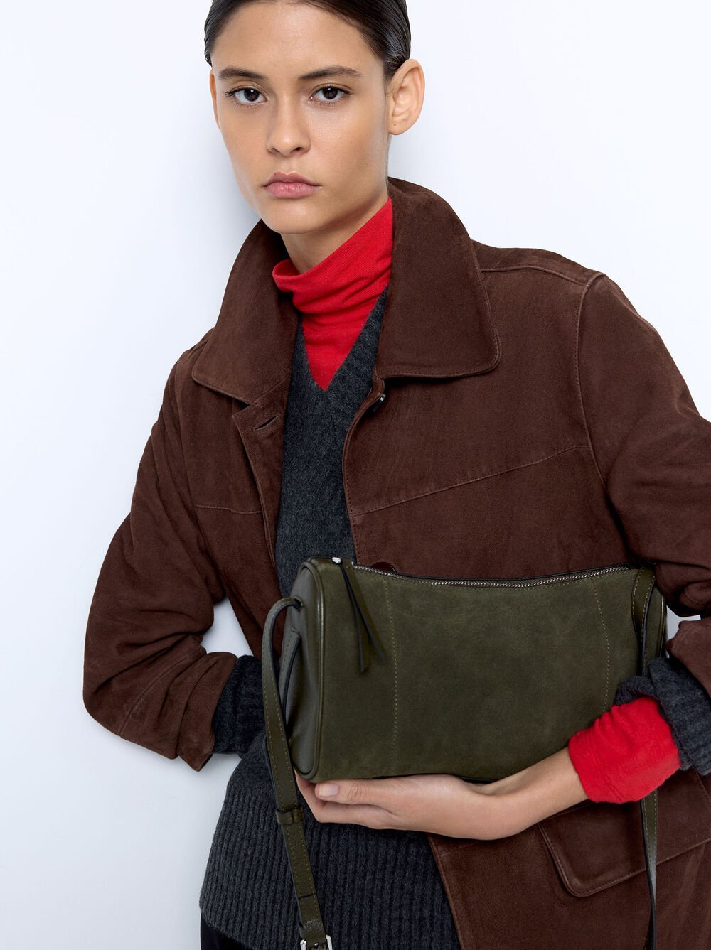 Umhängetasche mit Details aus Leder