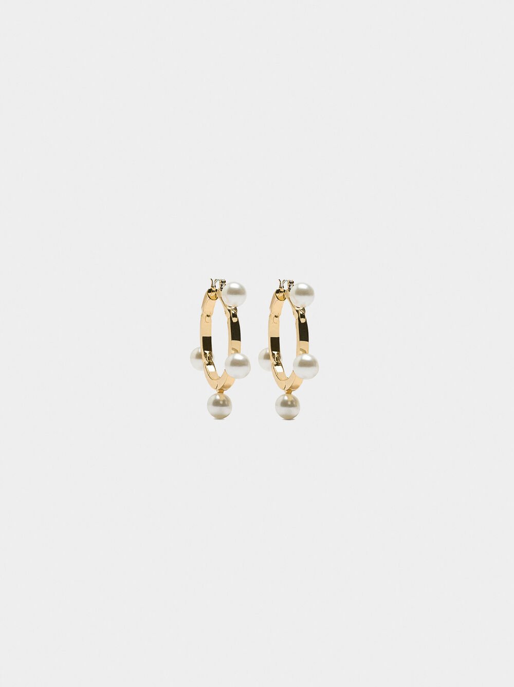 Hoop earrings with pearls