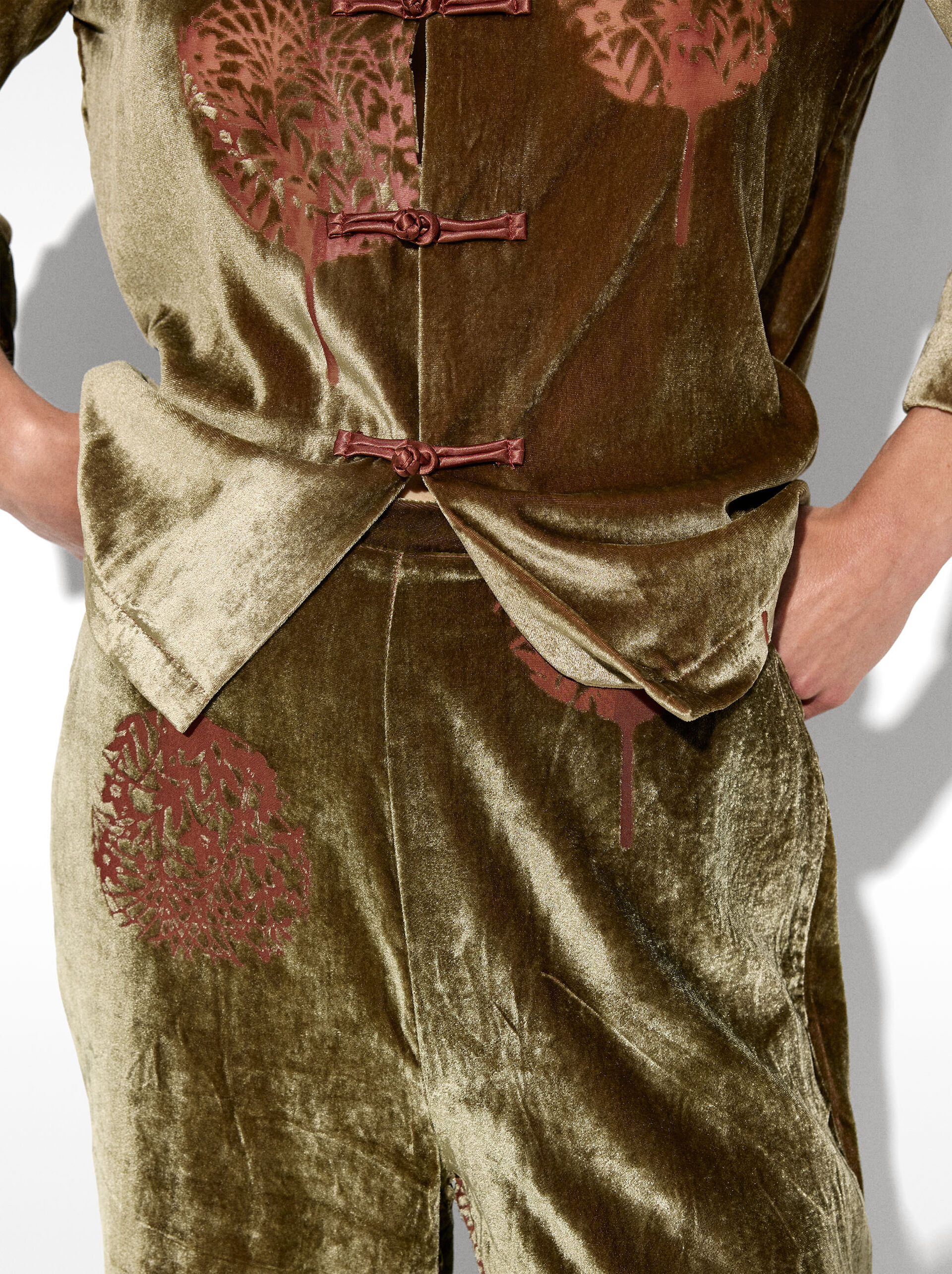 Velvet pants with elastic waistband image number 4.0