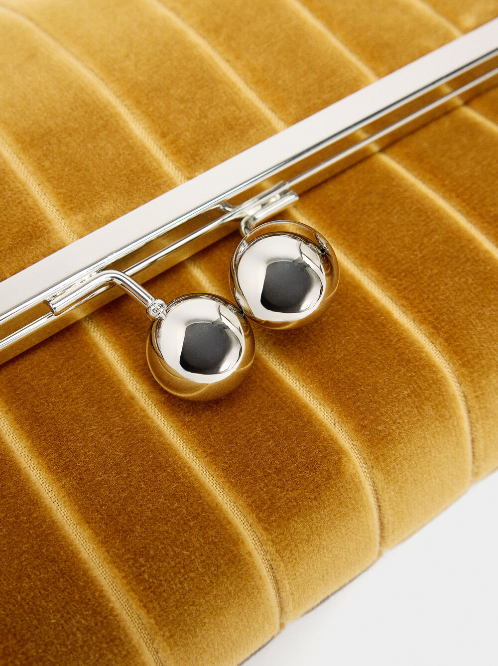 Ribbed party bag with flap