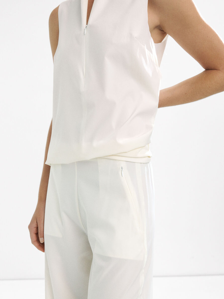 Trousers with zip pockets