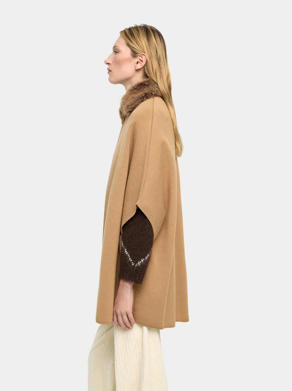Poncho en maille avec col effet poil