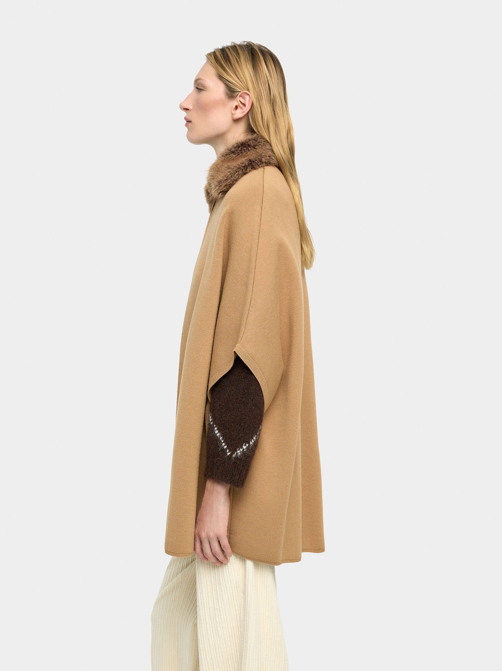 Poncho en maille avec col effet poil image number 2.0