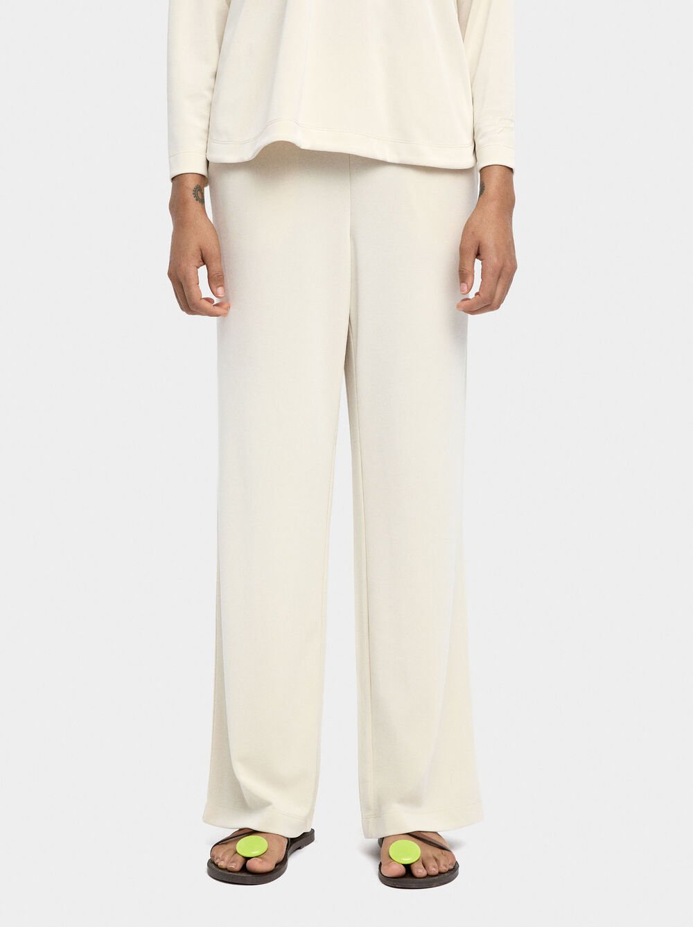 Fluid trousers with elastic waist