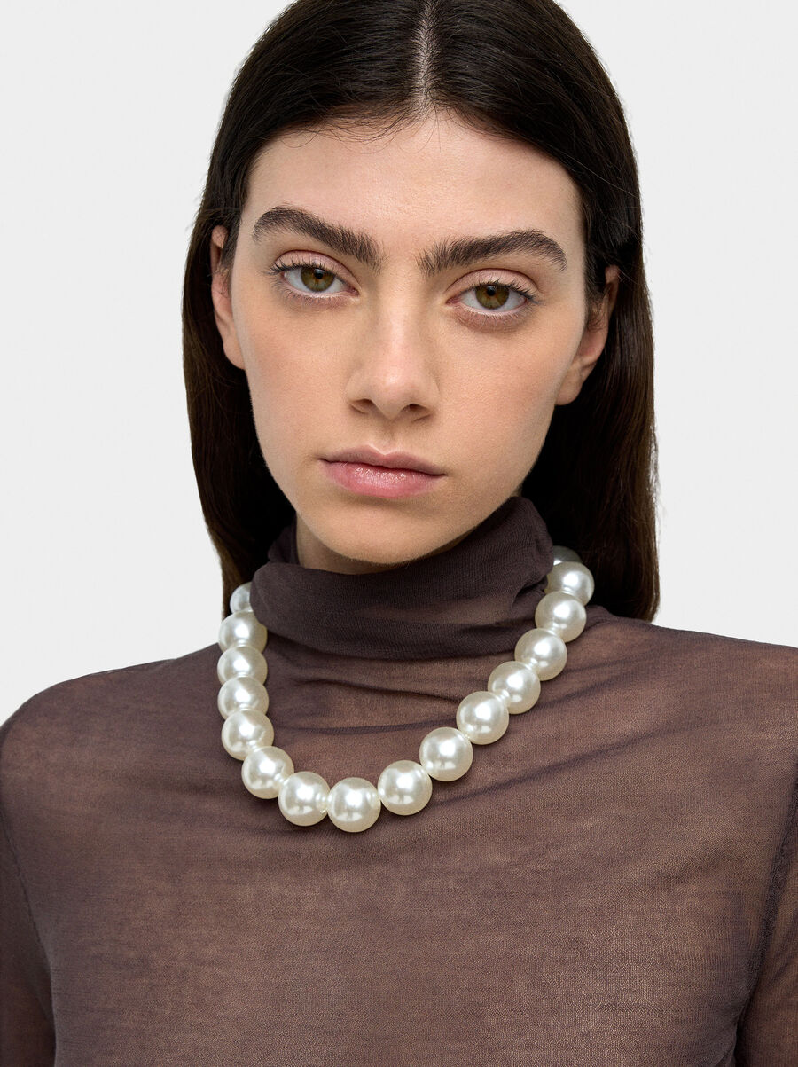 Short necklace of pearls