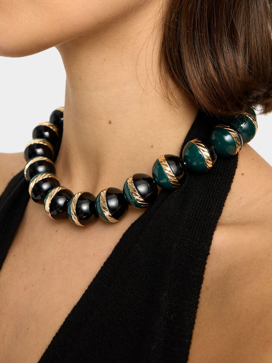 Collar corto con cuentas de resina