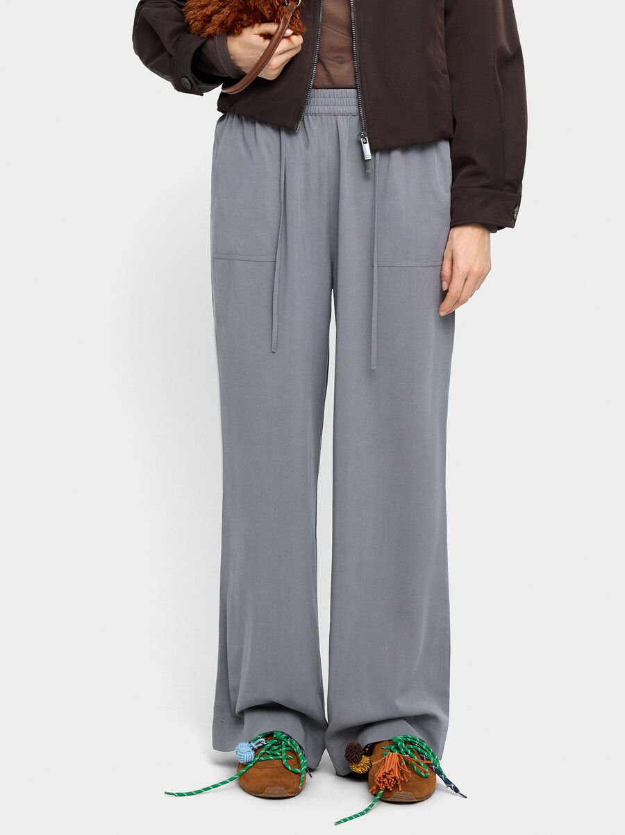 Elastic waist trousers with pockets