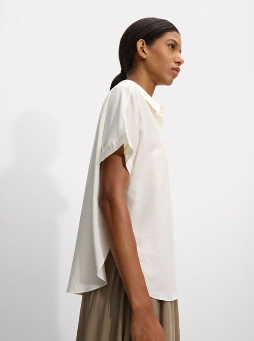 Flowing shirt with buttons