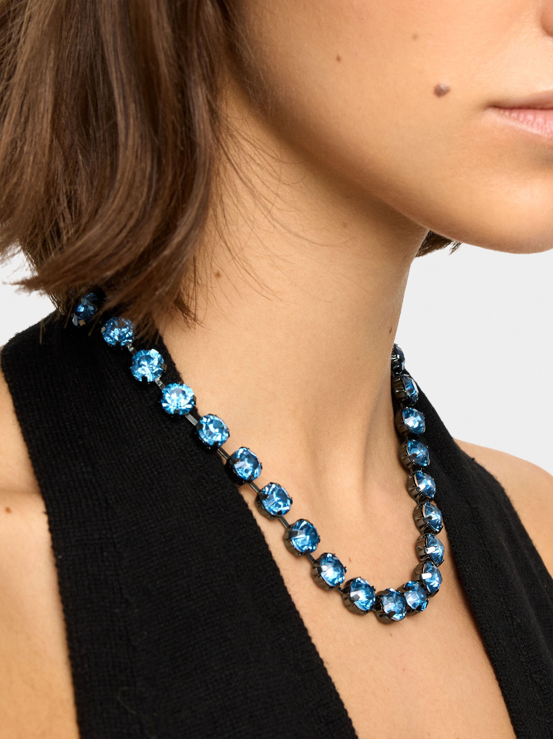 Short necklace with crystals image number 1.0