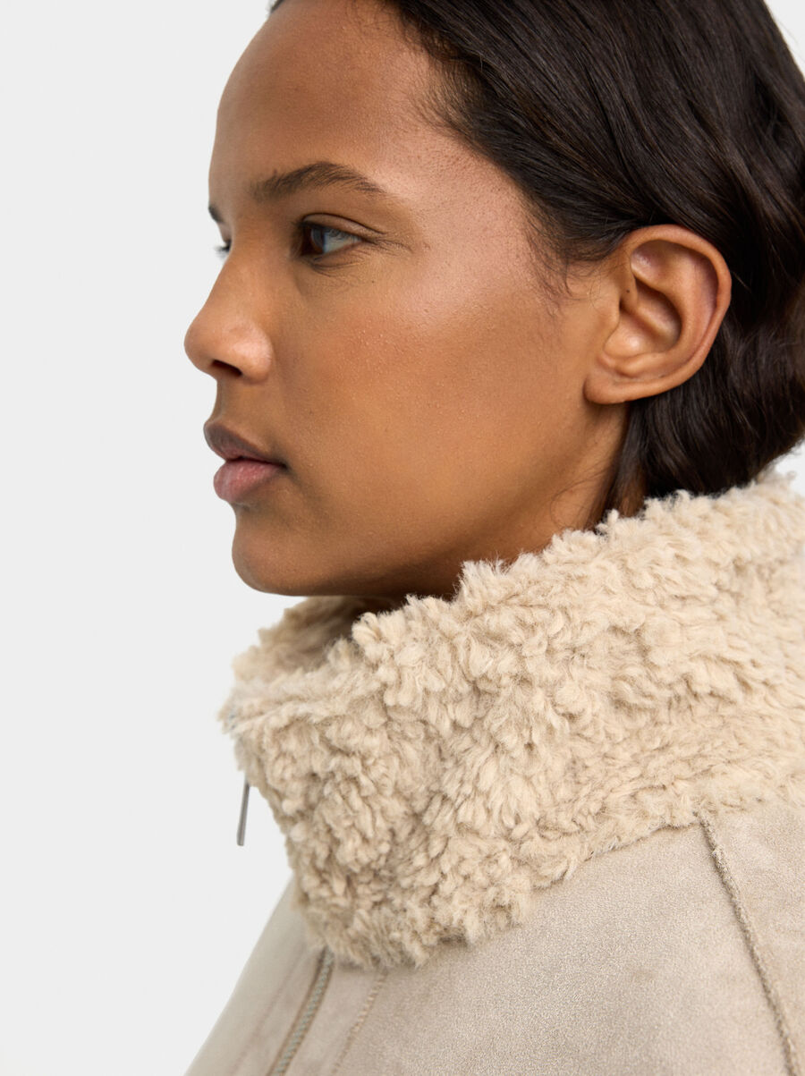 Abrigo largo efecto piel reversible