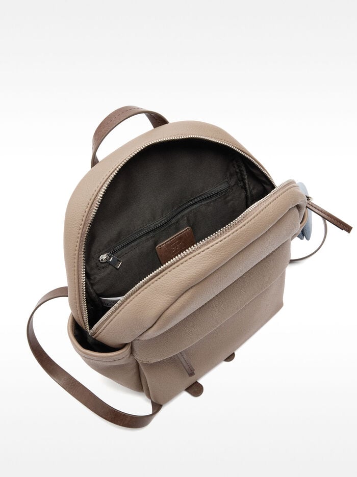 Mochila básica con colgante
