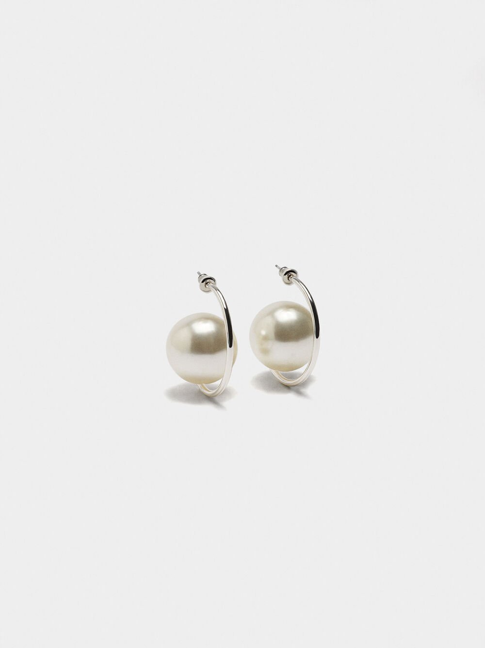 Open hoop earrings with pearls