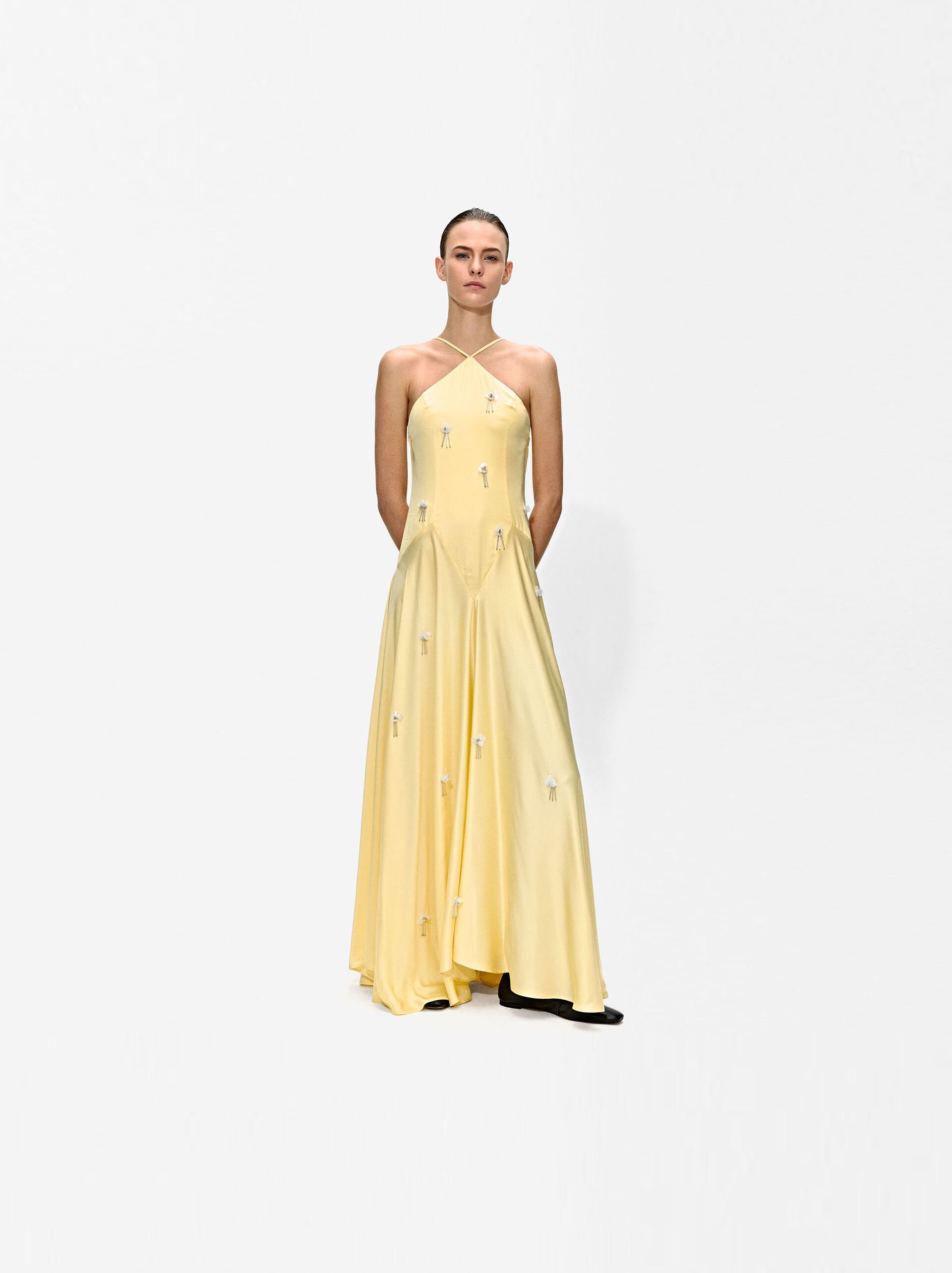 Langes satinisches Halterkleid image number 6.0