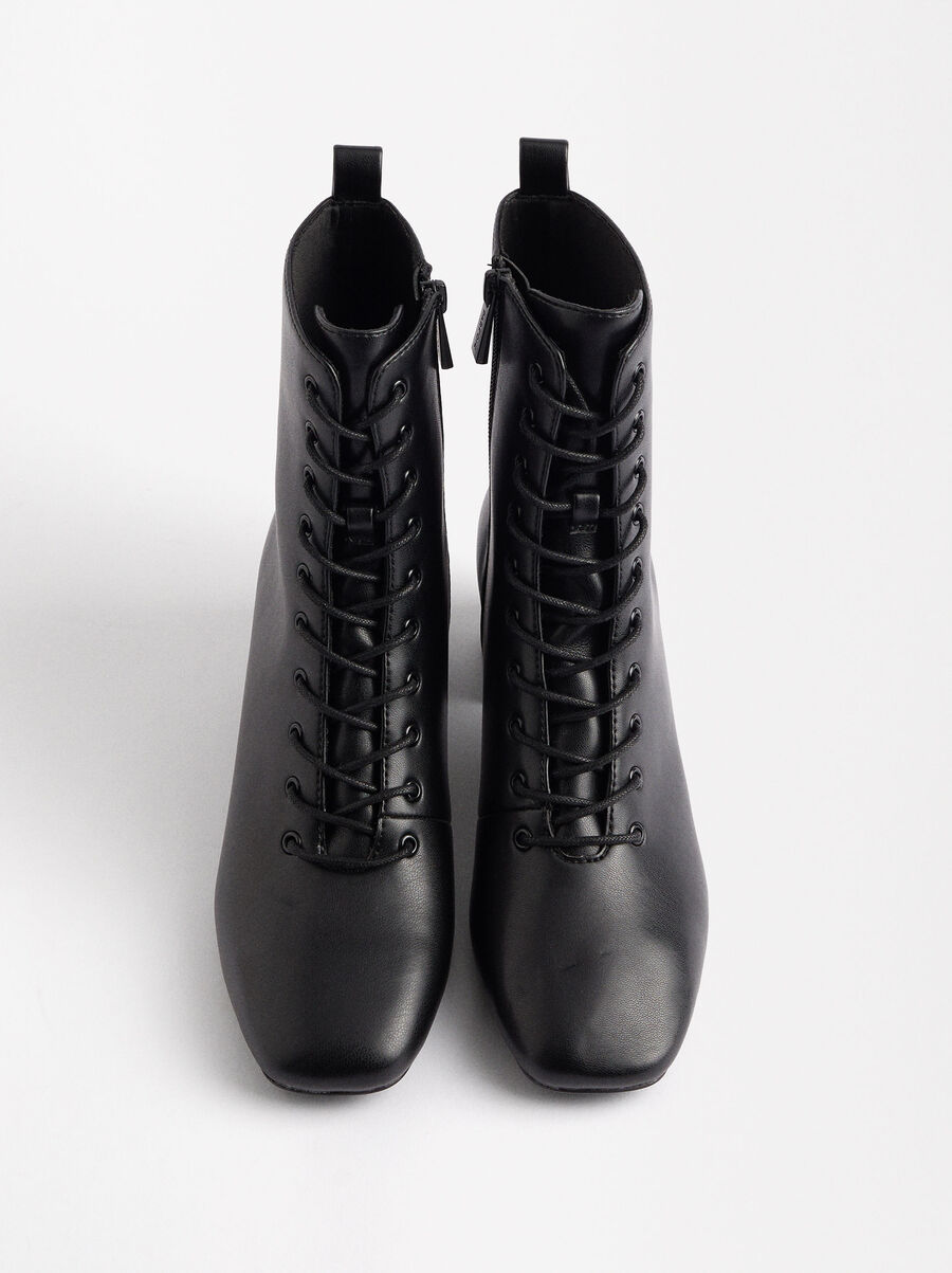 Heeled ankle boots with laces