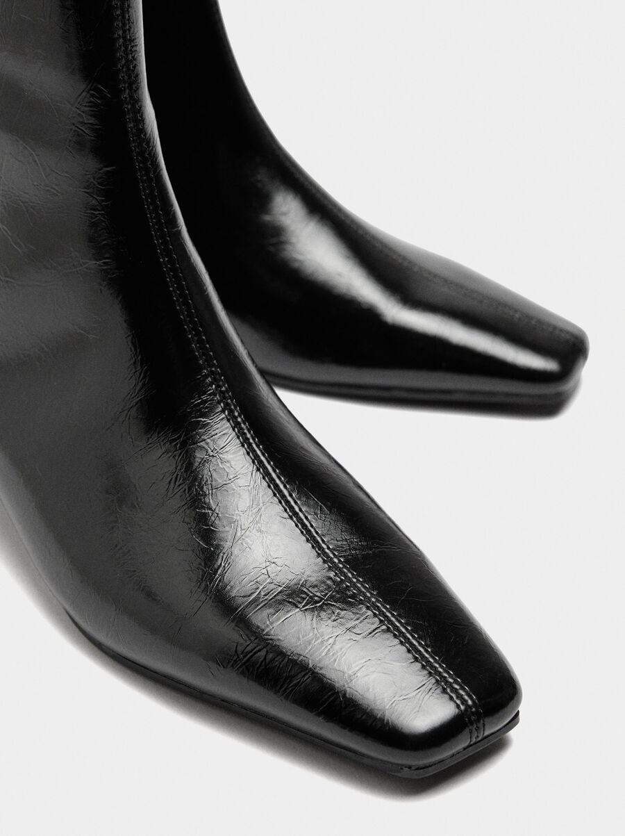 Ankle boots with topstitching and low heel