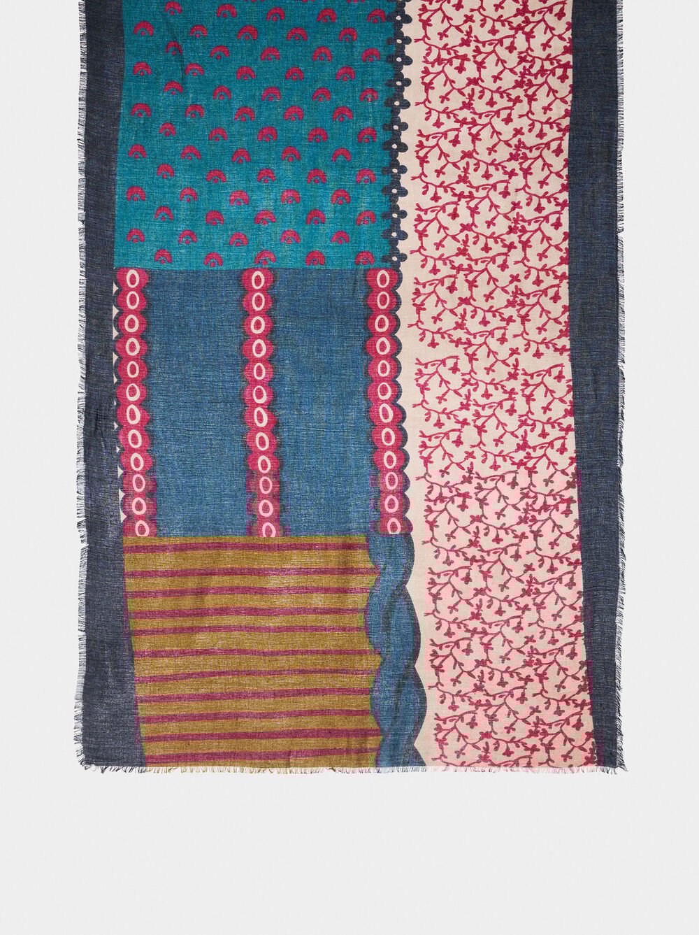 Scarf printed with wool