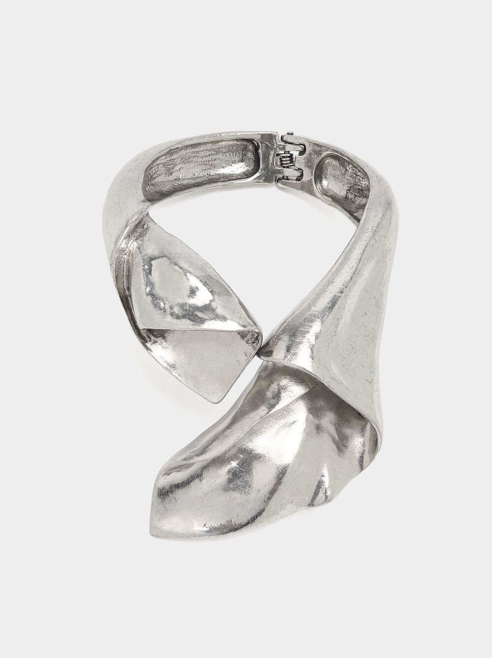 Pulsera abierta de flores