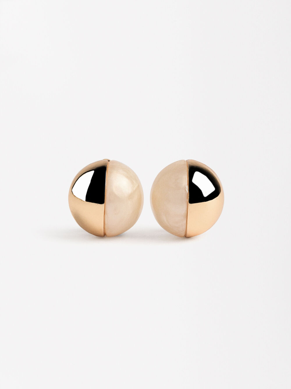Half-sphere earrings with resin