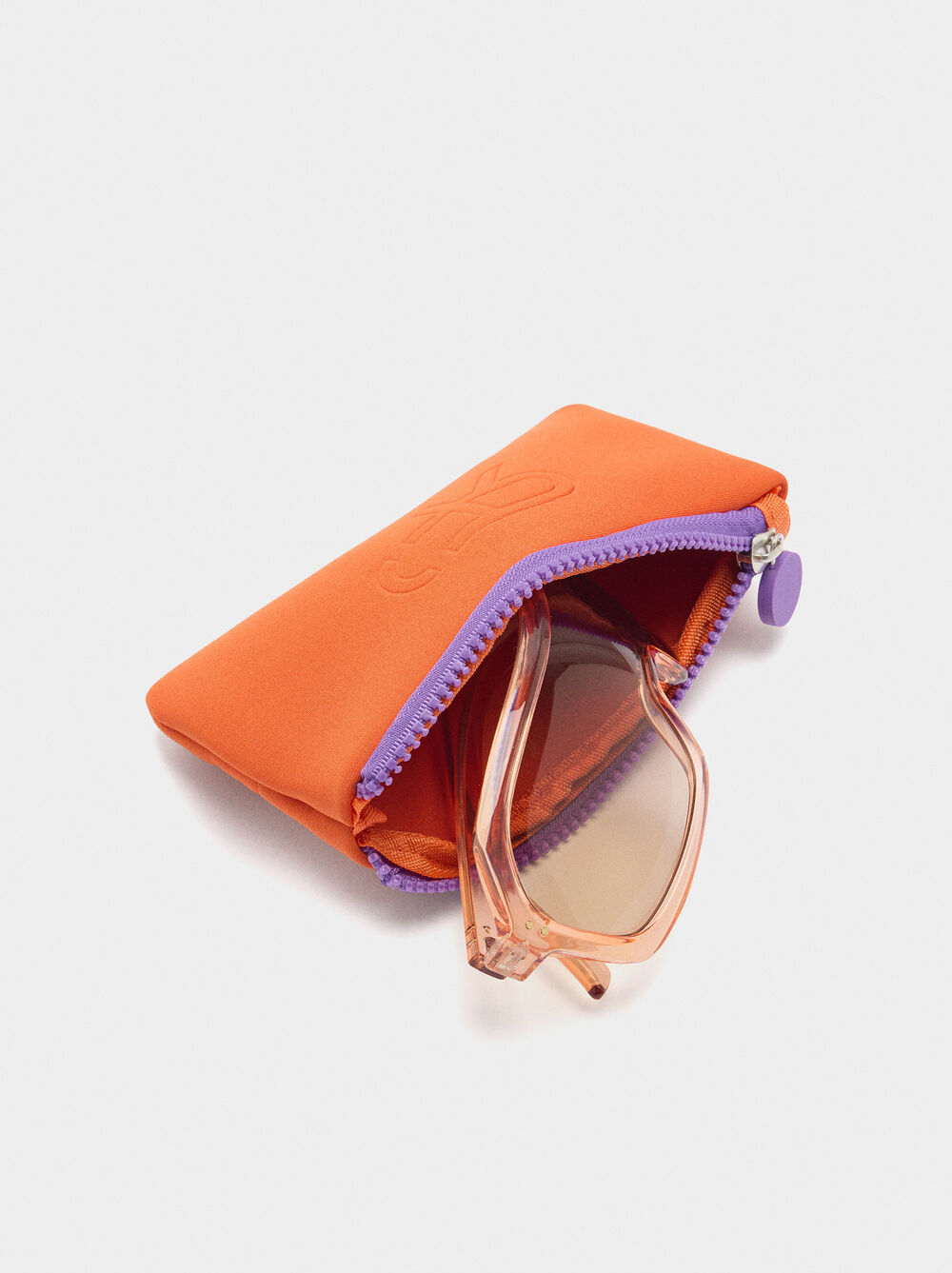 Ulleres de sol semitransparents