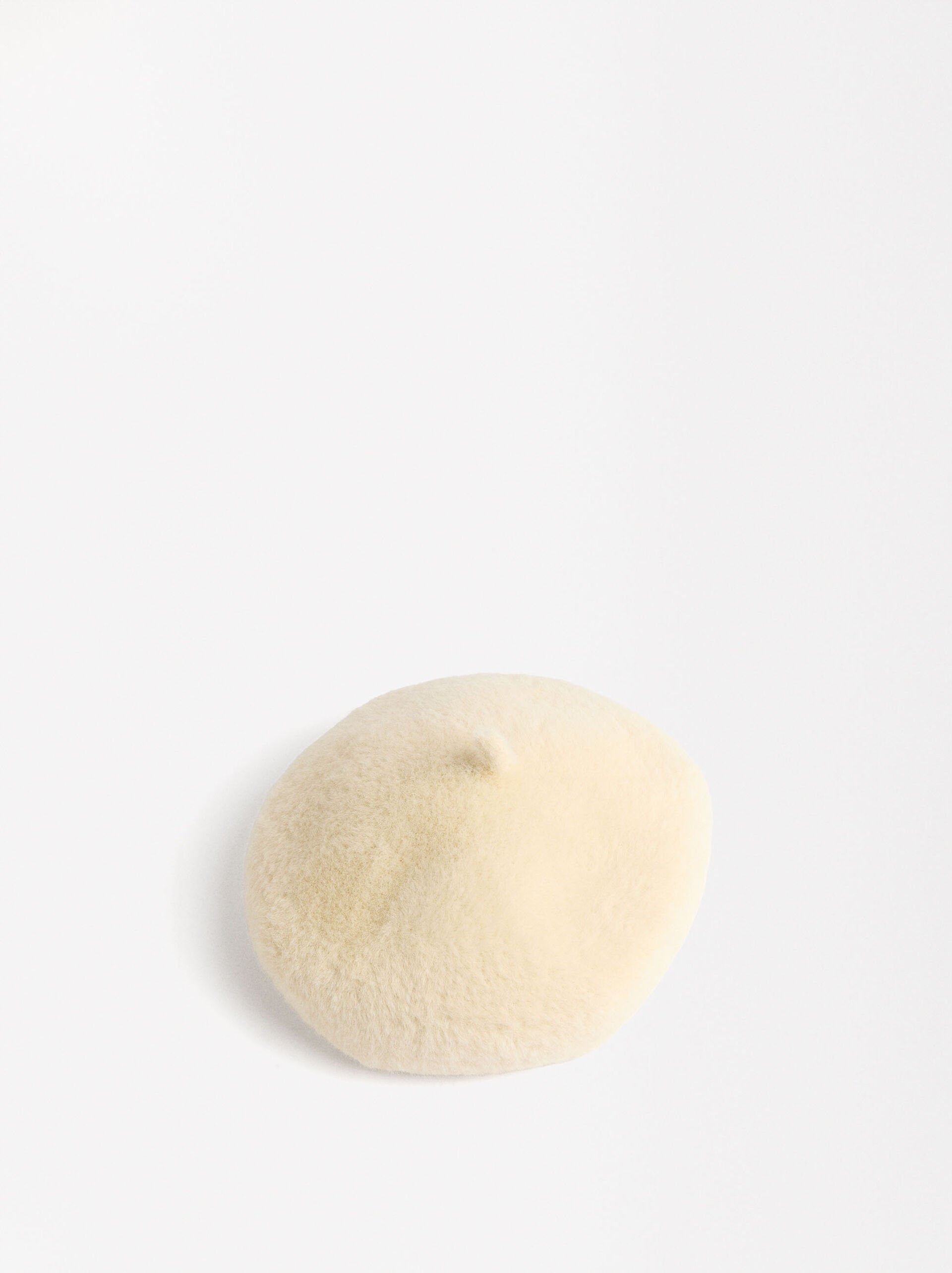 Beret with a fur effect image number 1.0