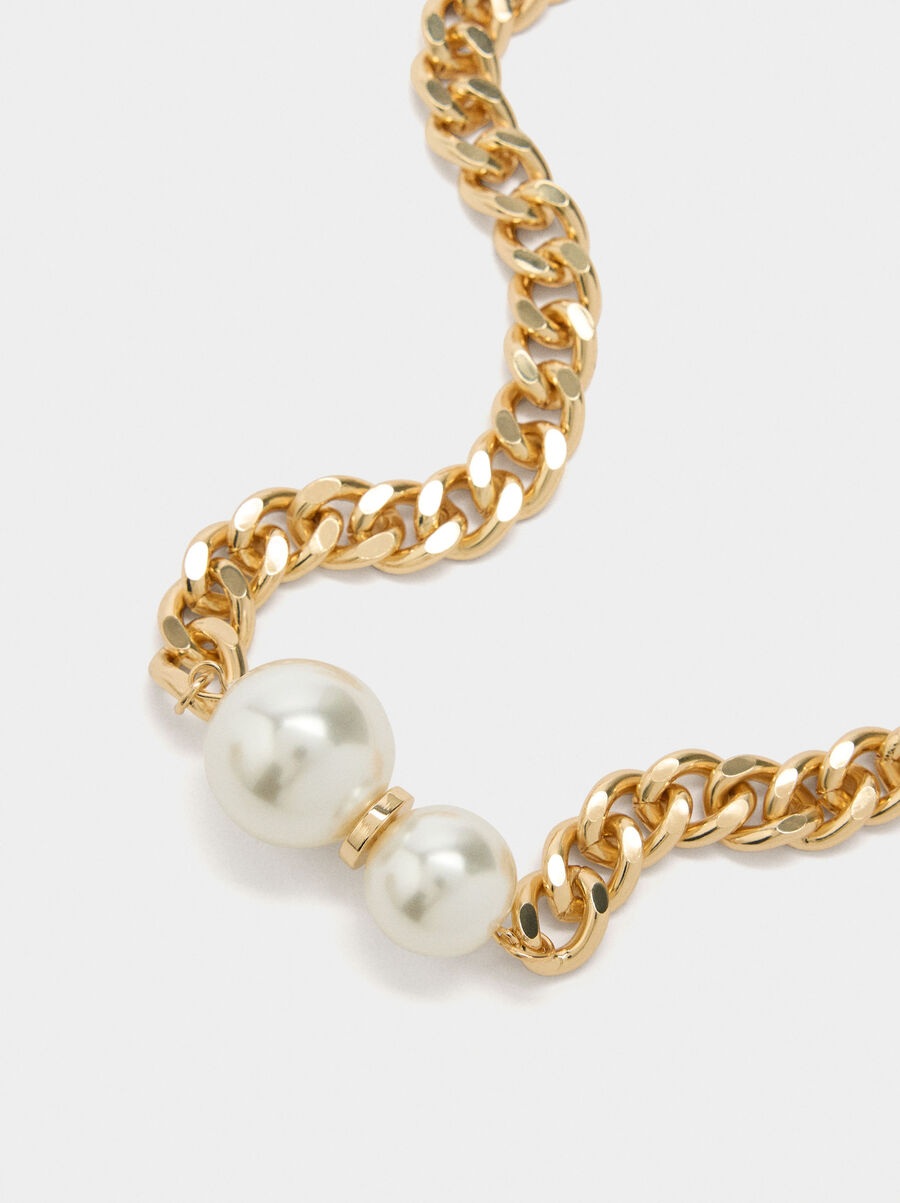 Short chain necklace with pearls