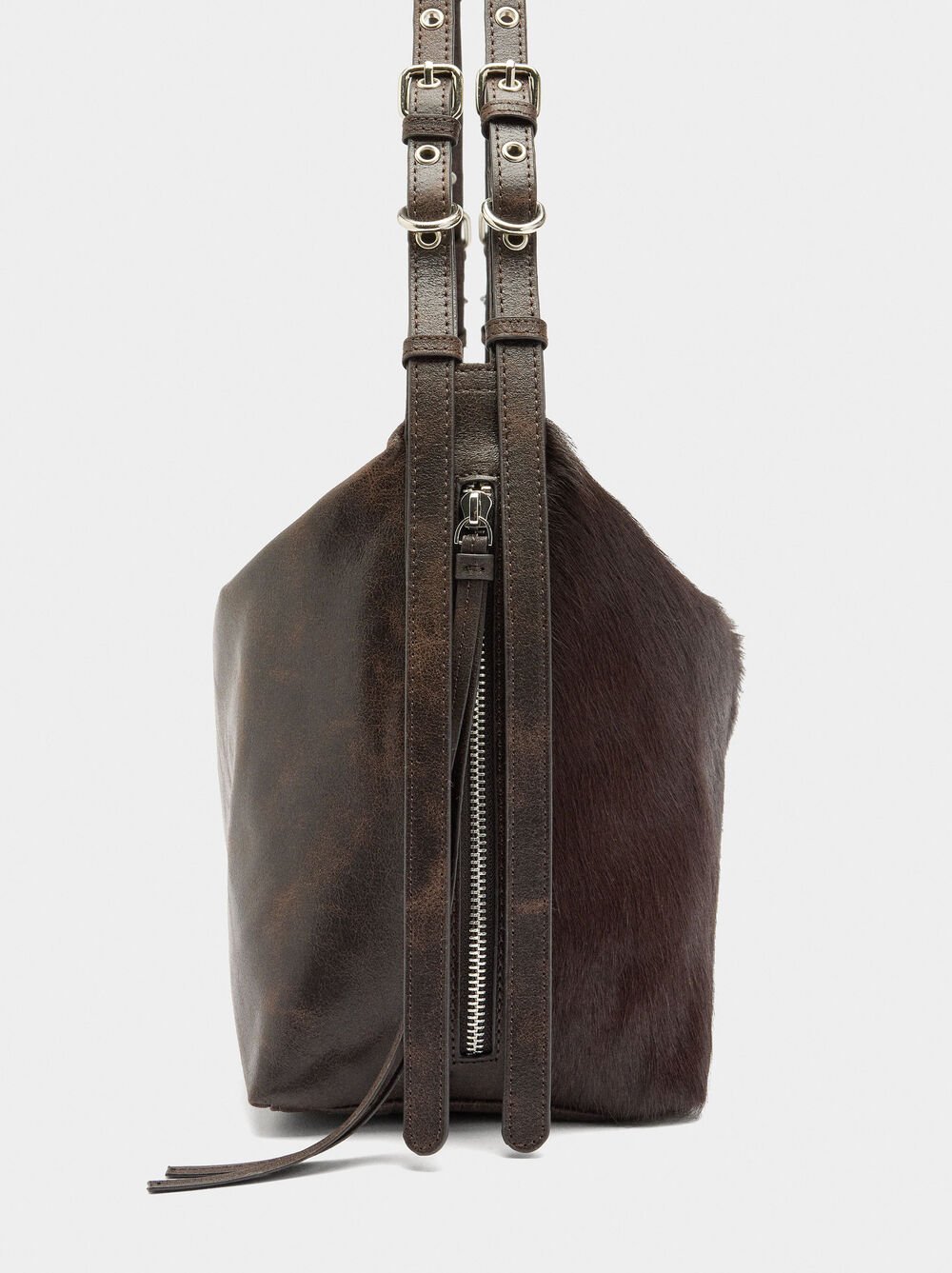 Sac avec détails en cuir et clous